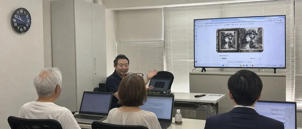 AI教室の様子。講師が大型モニターを使いながら、ノートパソコンを開いた受講者3名に教えている